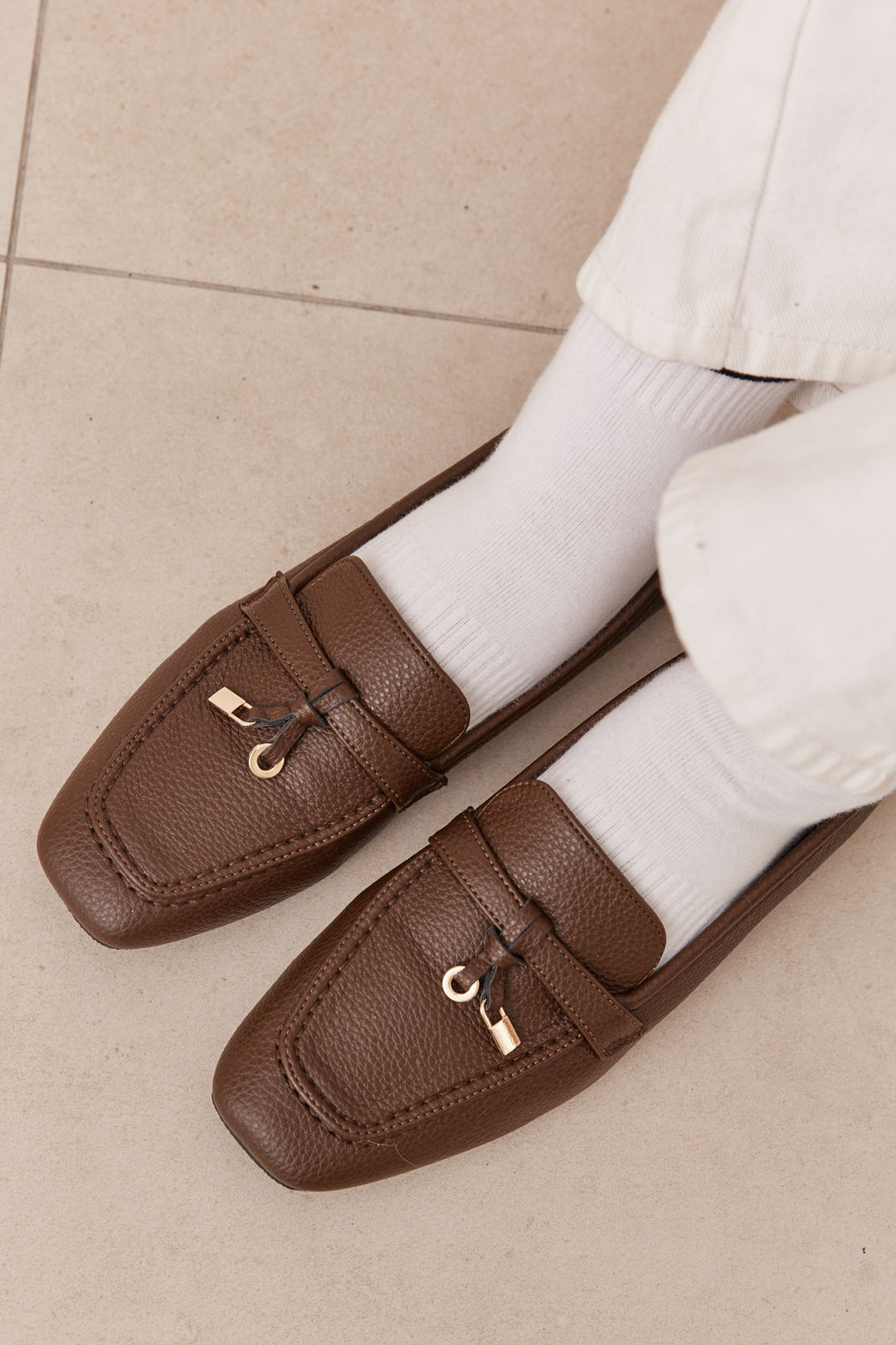 נעלי מוקסין ג'ולין דמוי עור | חום כהה