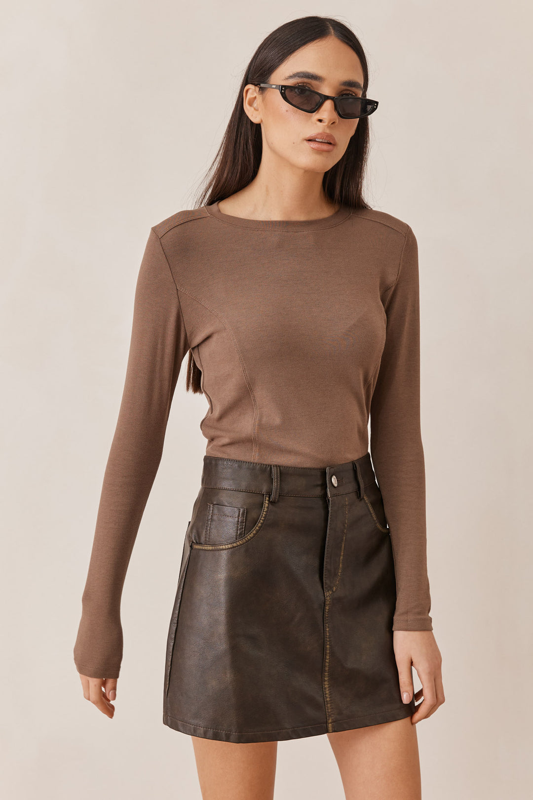 חצאית בלייק דמוי עור משופשף בשילוב תיפורים | חום כהה