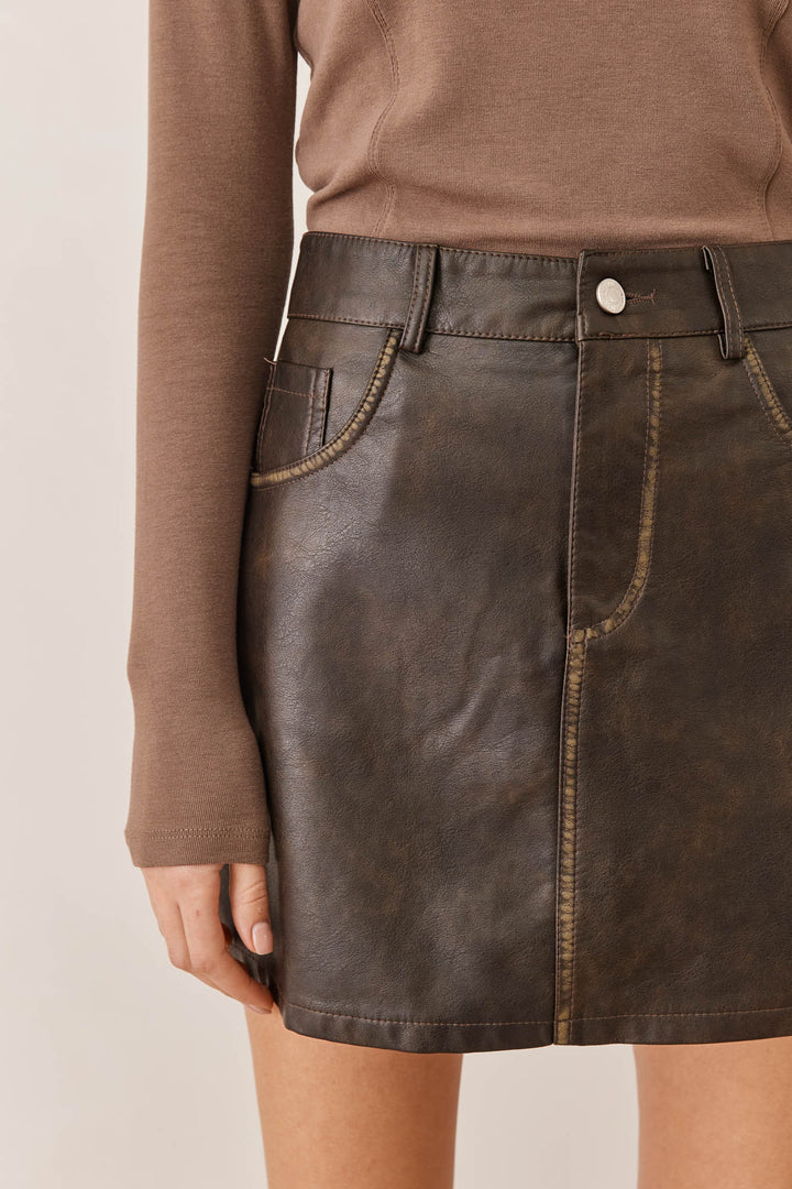 חצאית בלייק דמוי עור משופשף בשילוב תיפורים | חום כהה