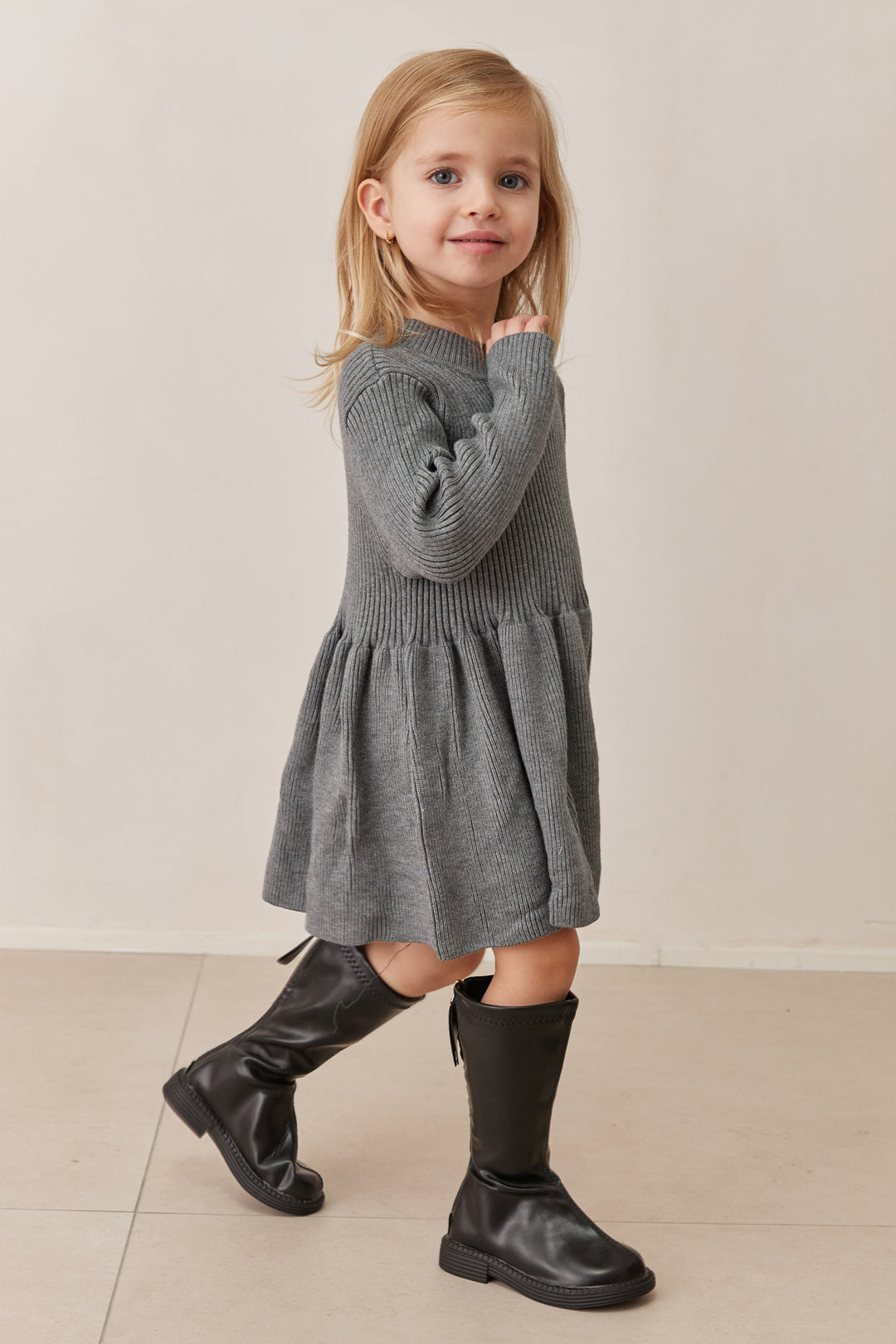 שמלת סריג גירלי | אפור כהה