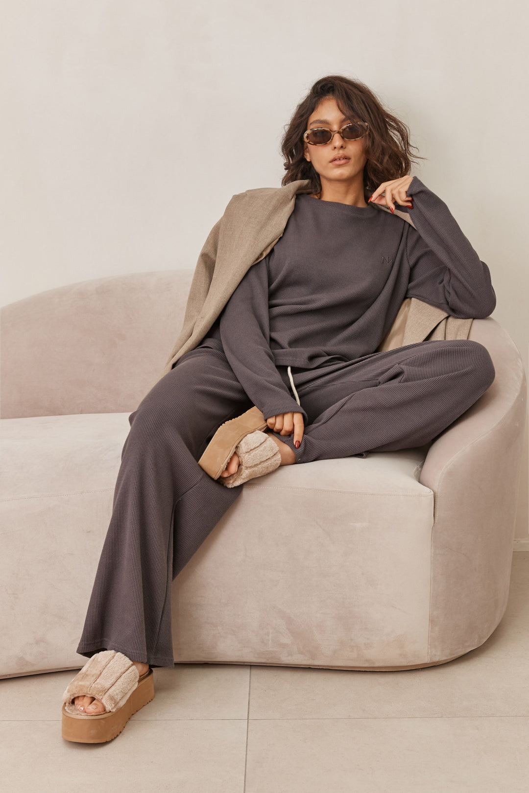 חולצת אליסון בד וופל בשילוב רקמת לוגו | אפור כהה