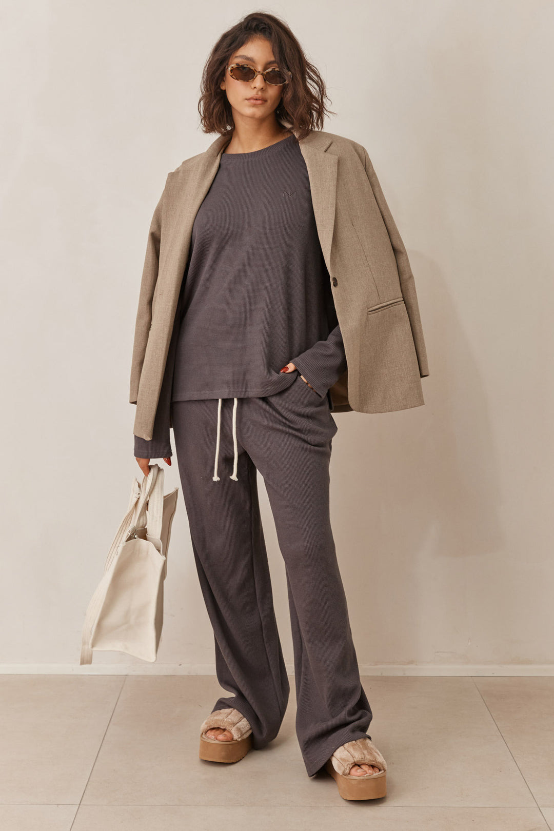 חולצת אליסון בד וופל בשילוב רקמת לוגו | אפור כהה