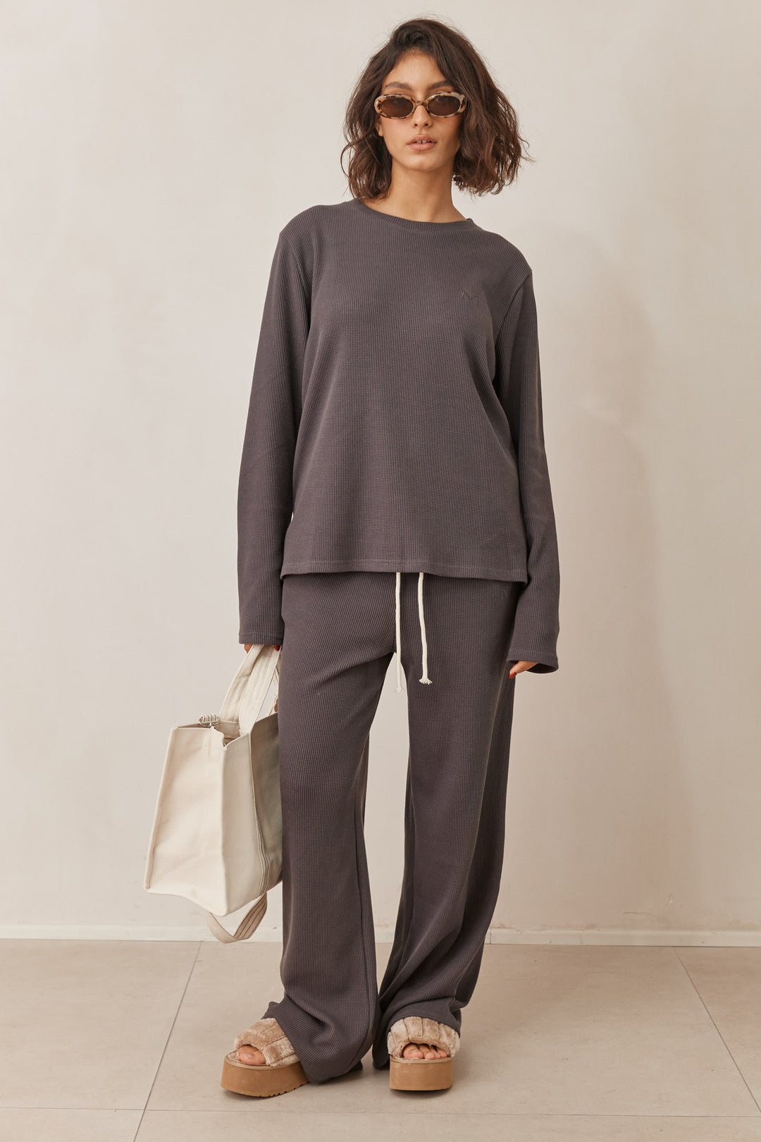 חולצת אליסון בד וופל בשילוב רקמת לוגו | אפור כהה