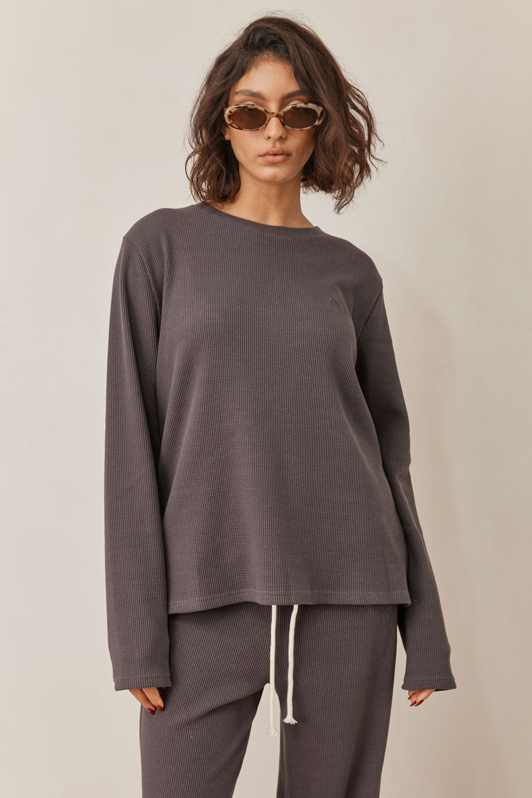 חולצת אליסון בד וופל בשילוב רקמת לוגו | אפור כהה