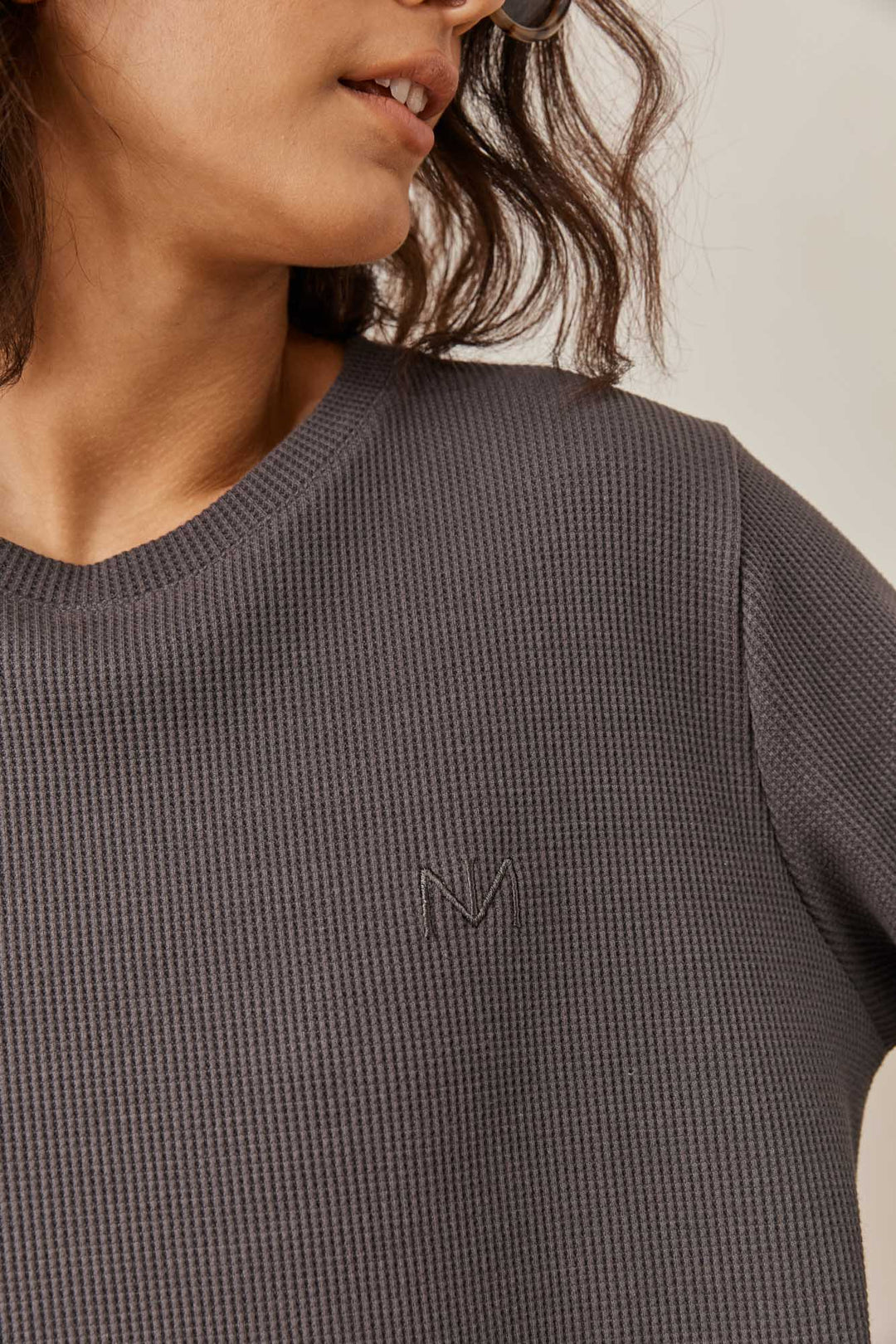 חולצת אליסון בד וופל בשילוב רקמת לוגו | אפור כהה