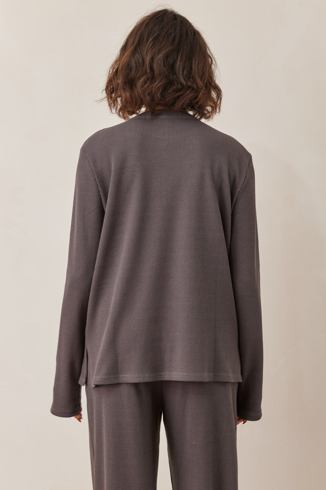 חולצת אליסון בד וופל בשילוב רקמת לוגו | אפור כהה