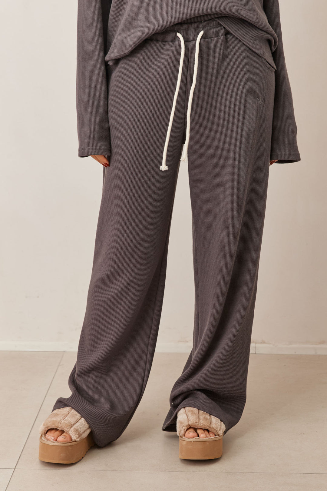 מכנסי אליסון בד וופל בשילוב רקמת לוגו | אפור כהה