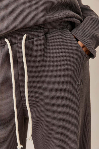 מכנסי אליסון בד וופל בשילוב רקמת לוגו | אפור כהה
