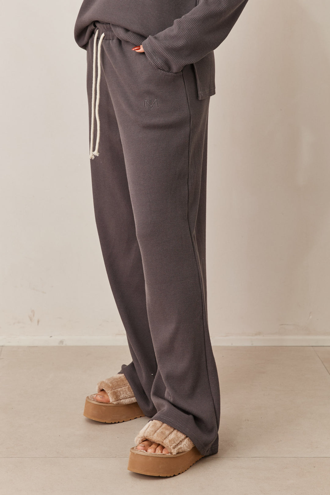 מכנסי אליסון בד וופל בשילוב רקמת לוגו | אפור כהה