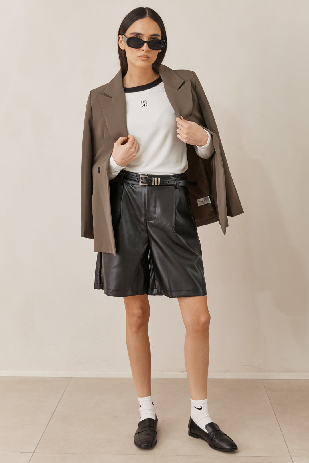 מכנסי ברמודה גרייס דמוי עור | שחור