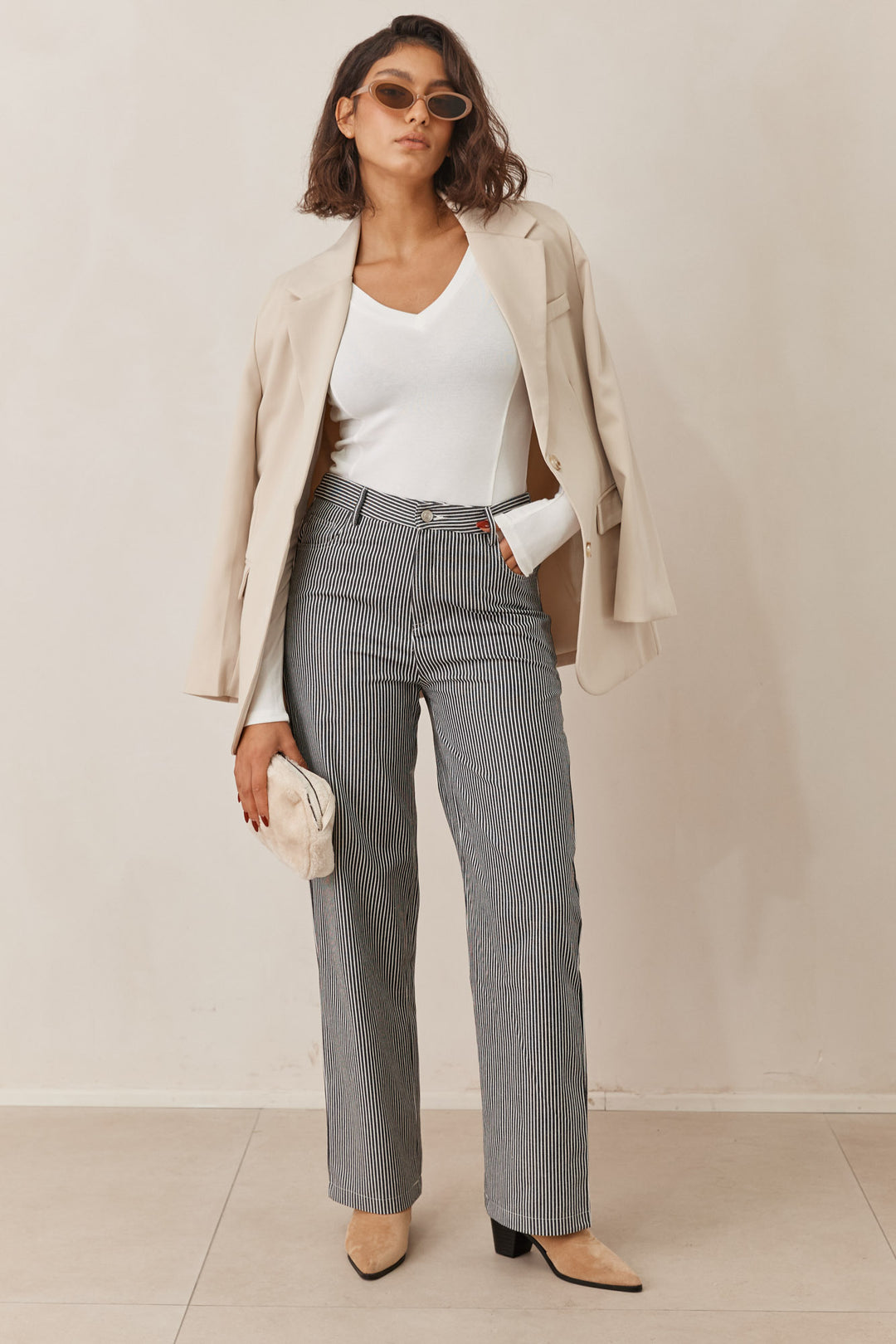 חולצת טומי מחשוף וי תיפורים בולטים | לבן