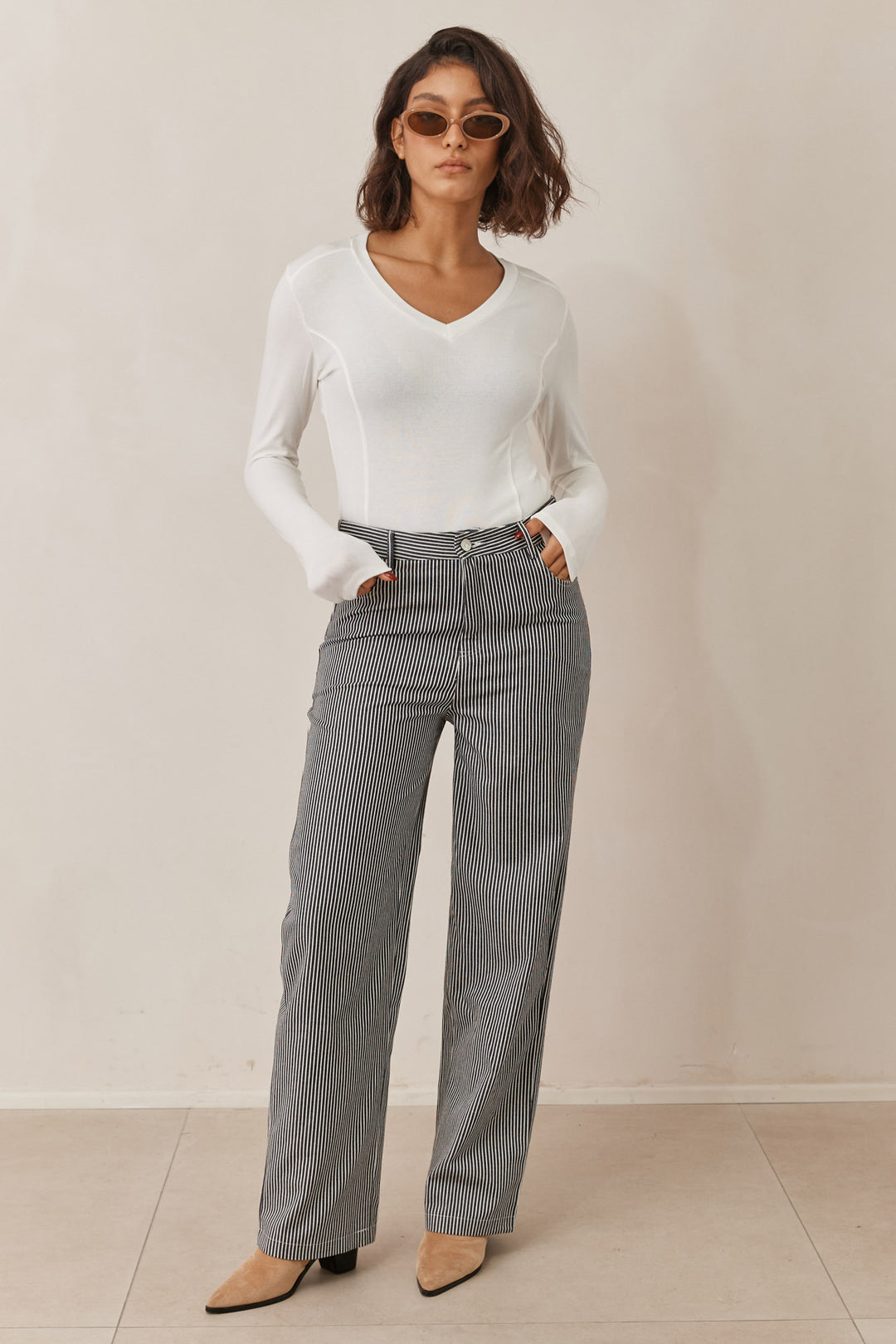 חולצת טומי מחשוף וי תיפורים בולטים | לבן