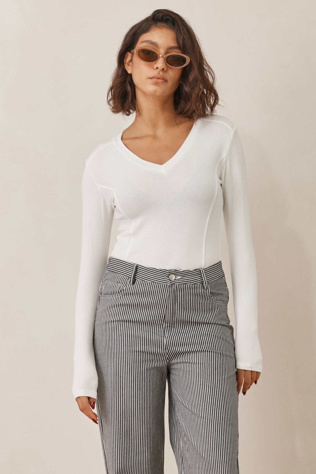 חולצת טומי מחשוף וי תיפורים בולטים | לבן