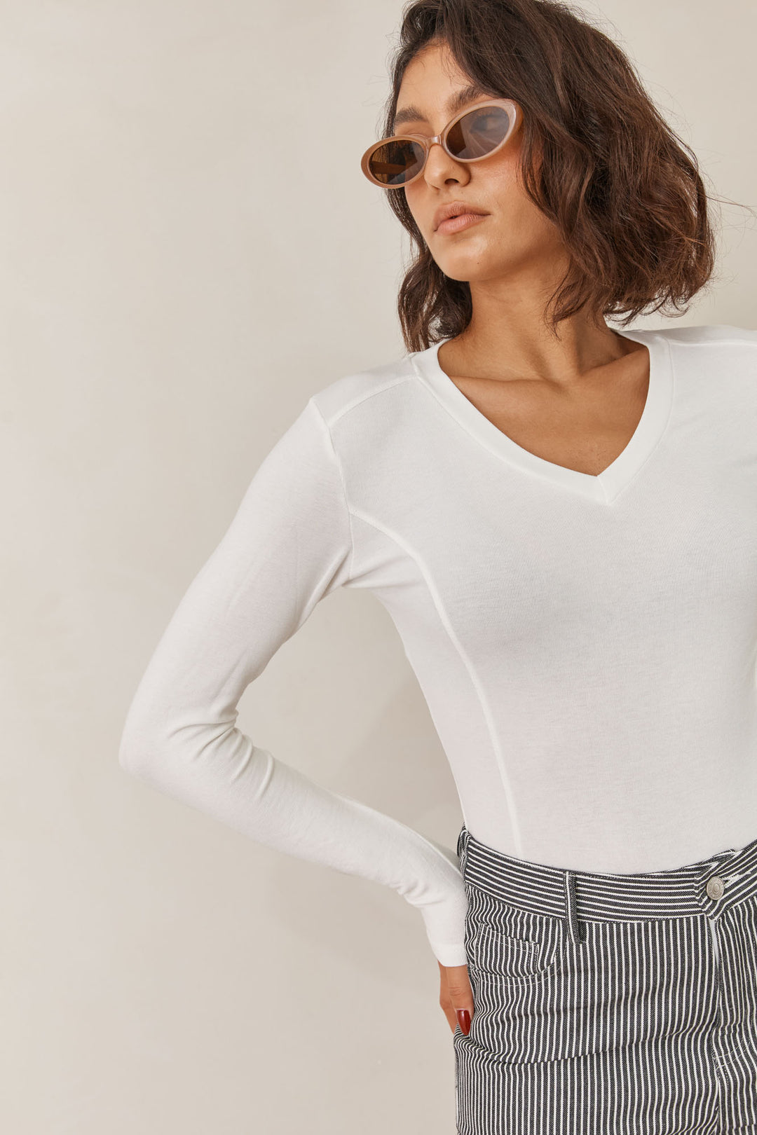 חולצת טומי מחשוף וי תיפורים בולטים | לבן