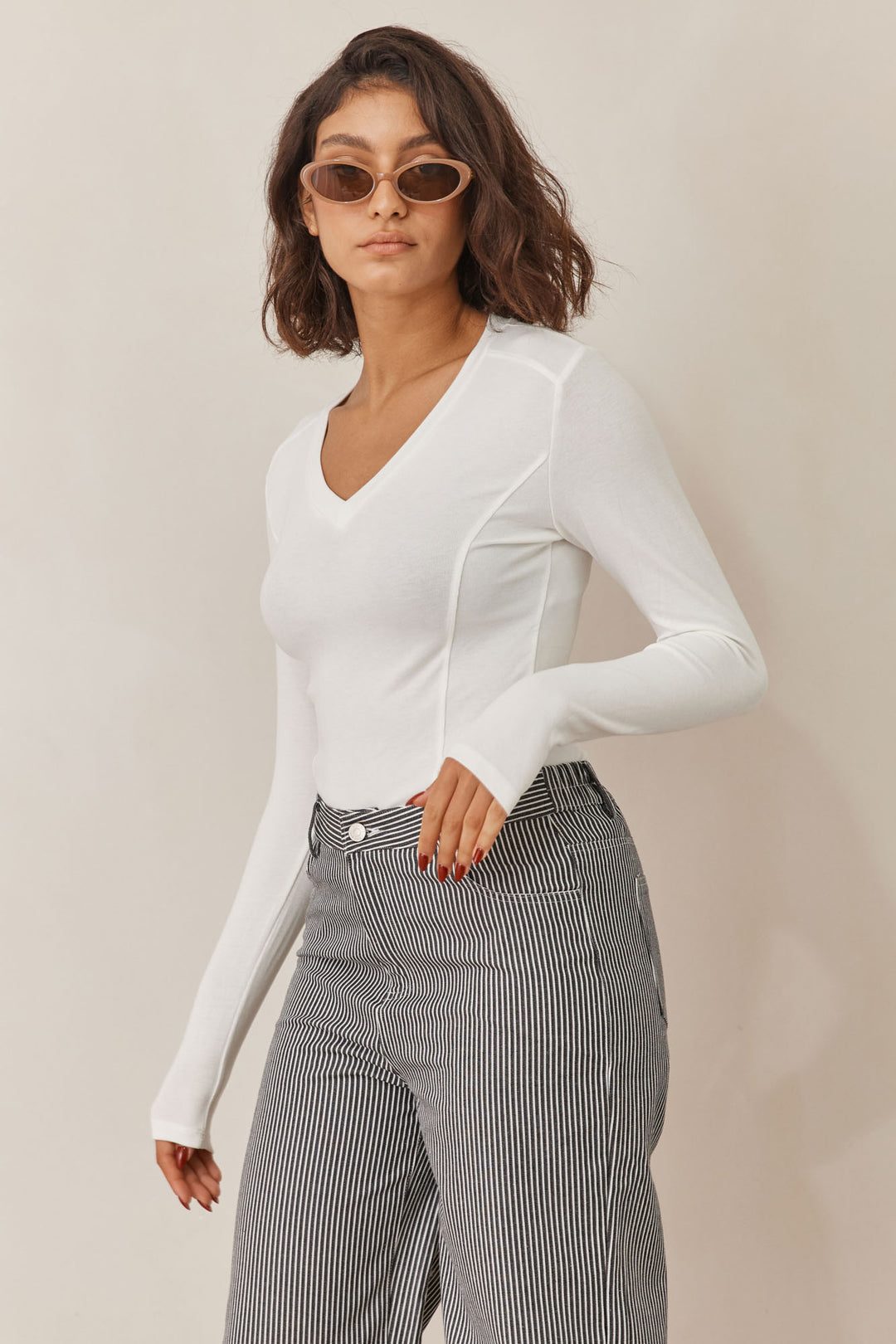 חולצת טומי מחשוף וי תיפורים בולטים | לבן