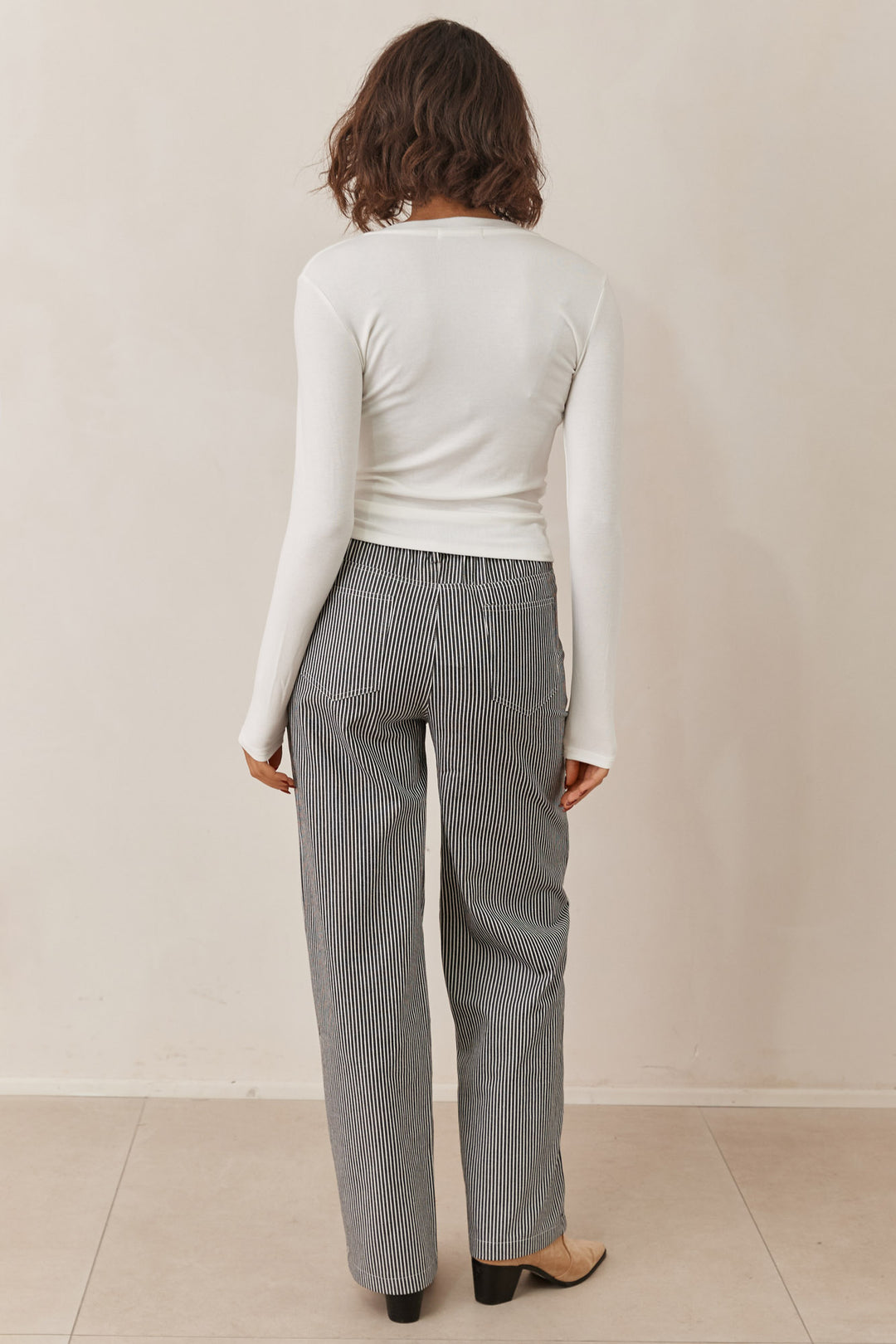 חולצת טומי מחשוף וי תיפורים בולטים | לבן