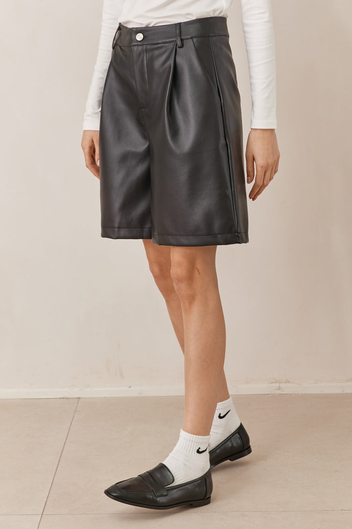 מכנסי ברמודה גרייס דמוי עור | שחור