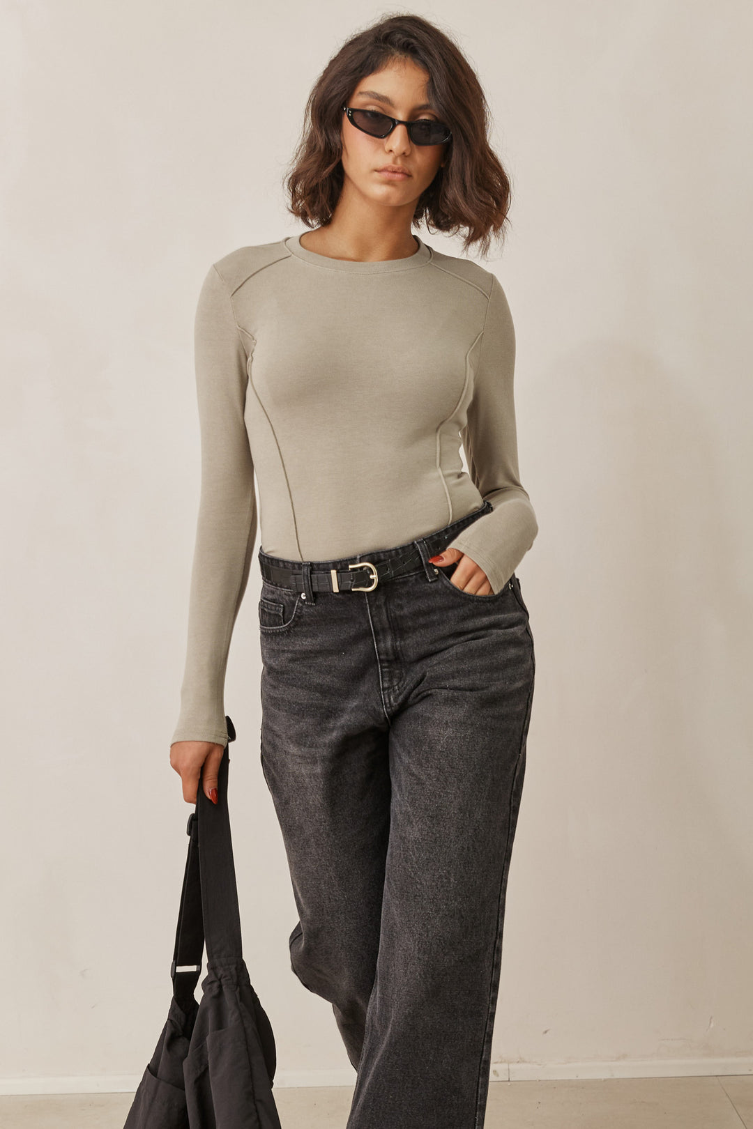 חולצת בייסיק אנג'י תיפורים בולטים | ירוק זית