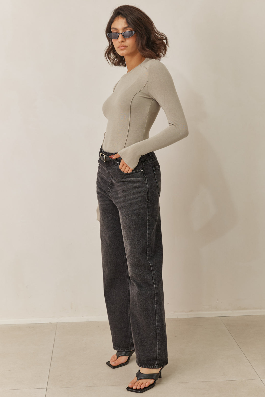 חולצת בייסיק אנג'י תיפורים בולטים | ירוק זית