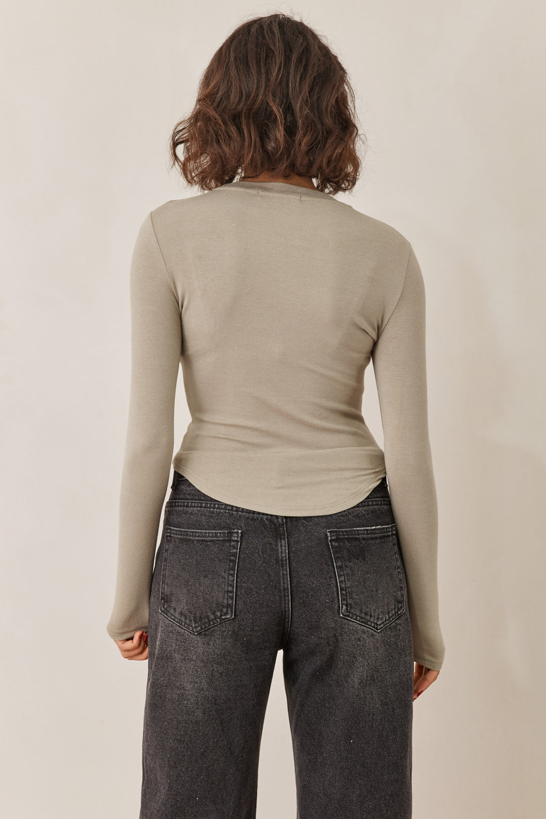 חולצת בייסיק אנג'י תיפורים בולטים | ירוק זית