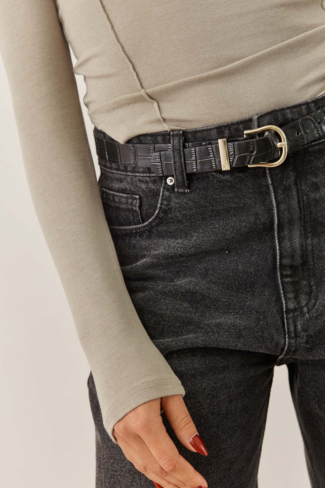 חגורת נורי טקסטורת קרוקו | שחור