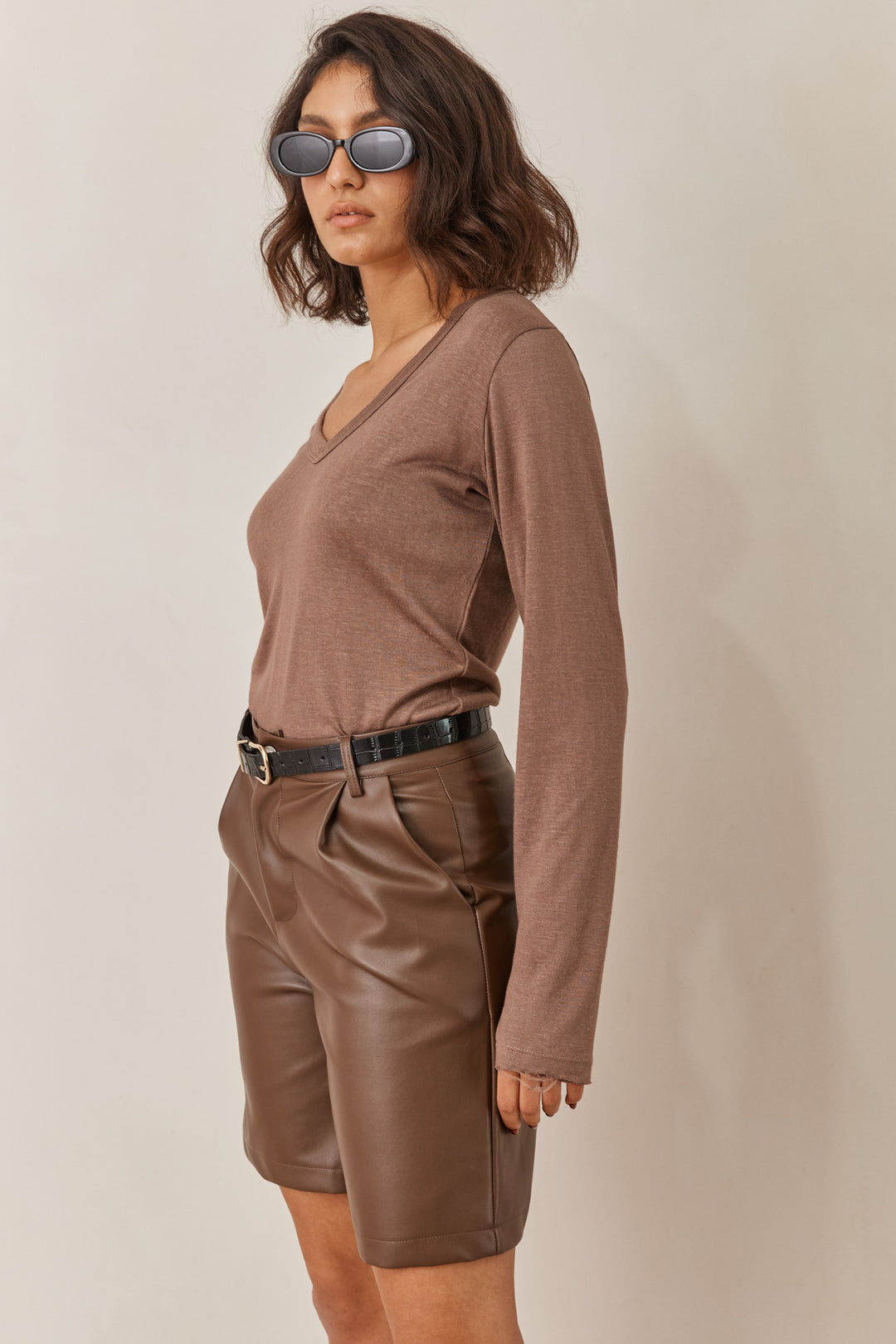 מכנסי ברמודה גרייס דמוי עור | חום