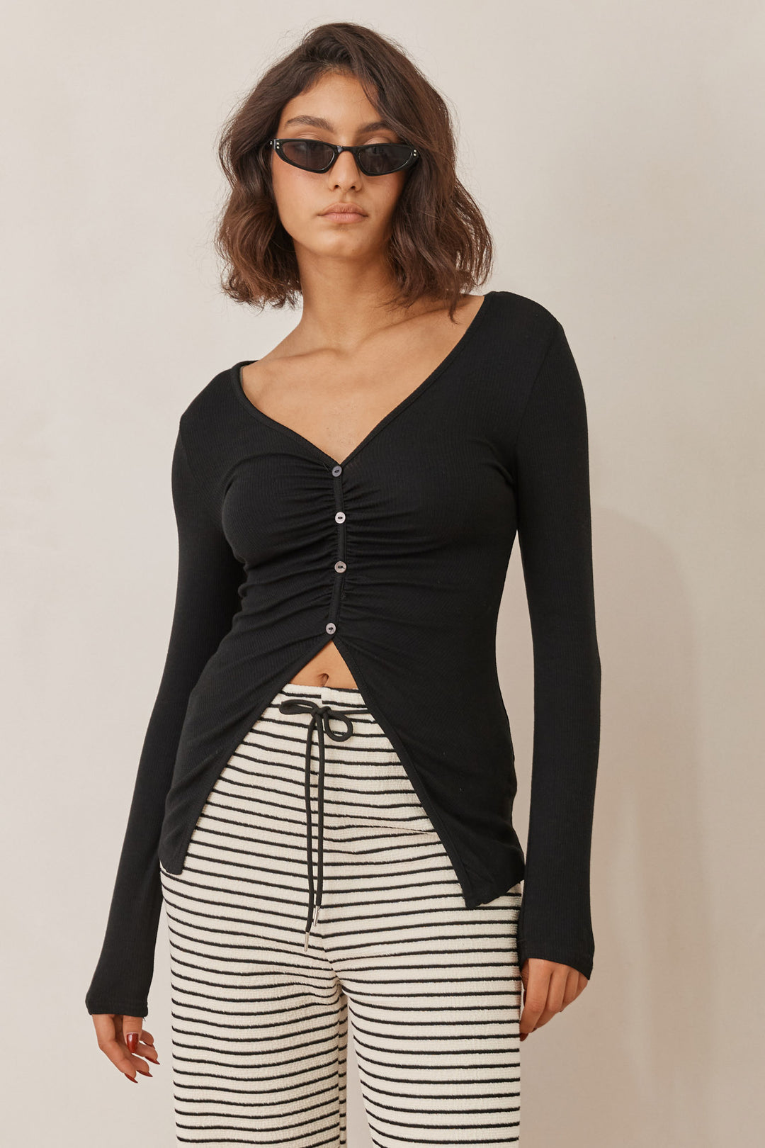 חולצת טוני מחשוף וי בשילוב כיווצים | שחור