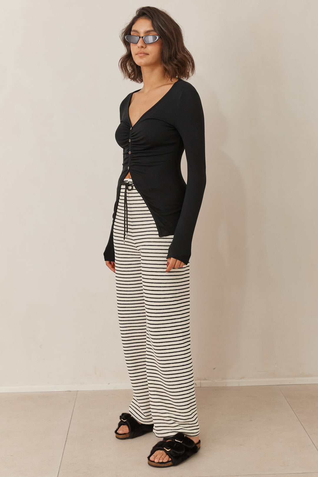 חולצת טוני מחשוף וי בשילוב כיווצים | שחור