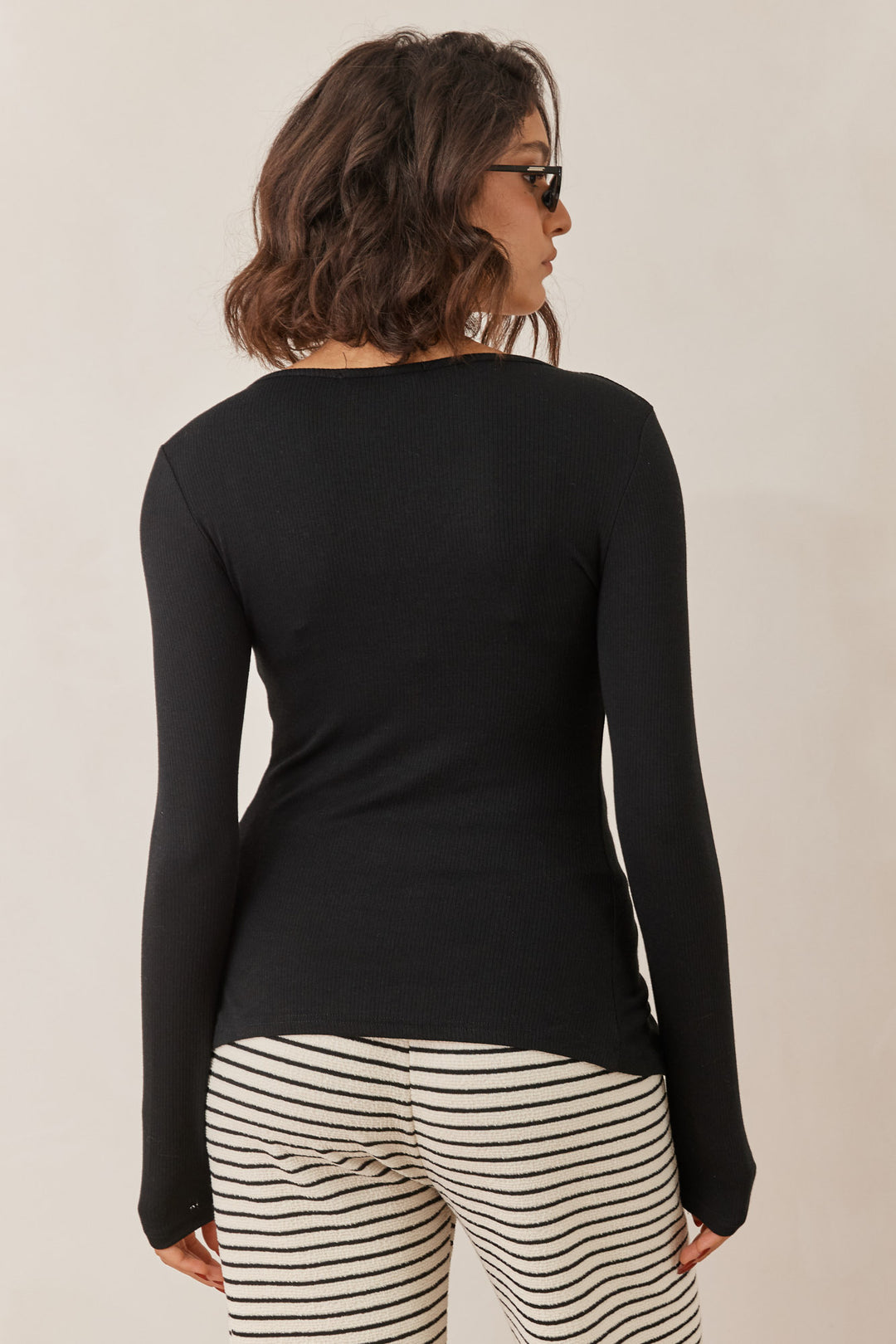 חולצת טוני מחשוף וי בשילוב כיווצים | שחור