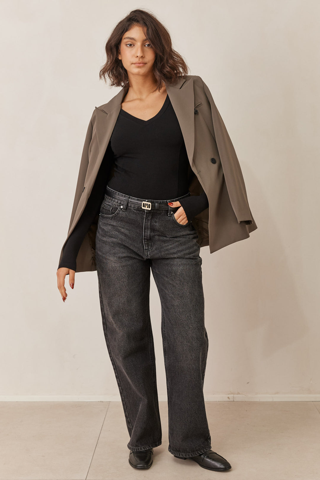 חולצת טומי מחשוף וי תיפורים בולטים | שחור