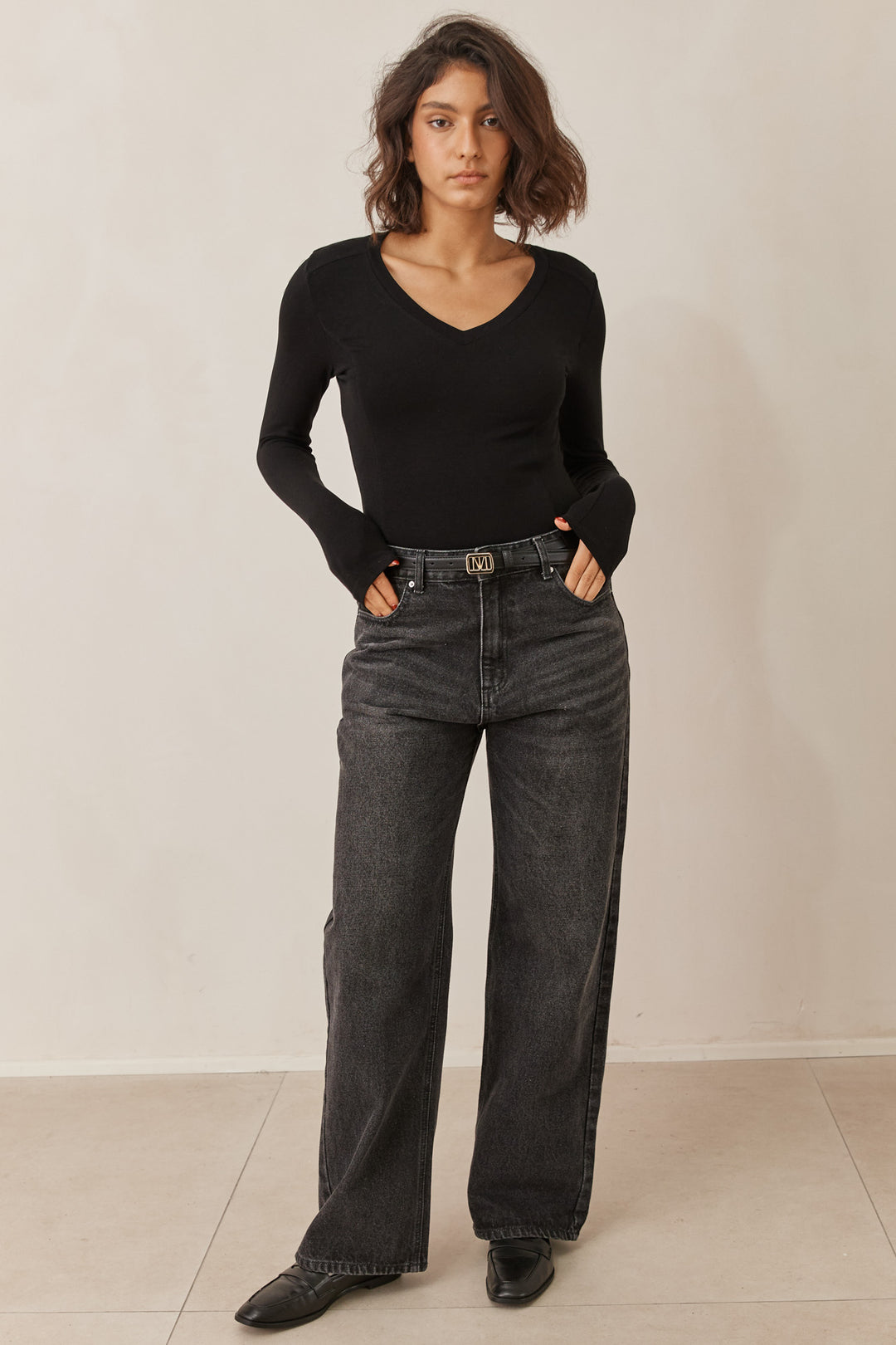 חולצת טומי מחשוף וי תיפורים בולטים | שחור