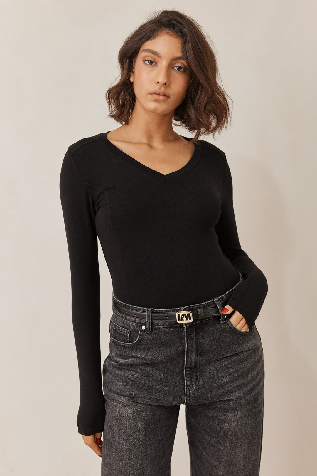 חולצת טומי מחשוף וי תיפורים בולטים | שחור