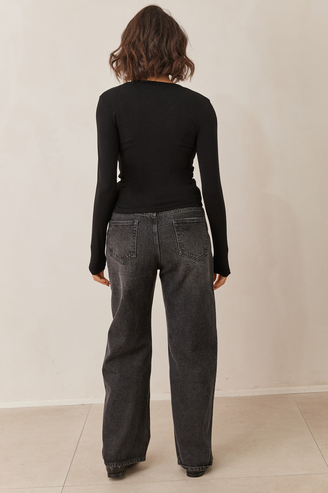 חולצת טומי מחשוף וי תיפורים בולטים | שחור