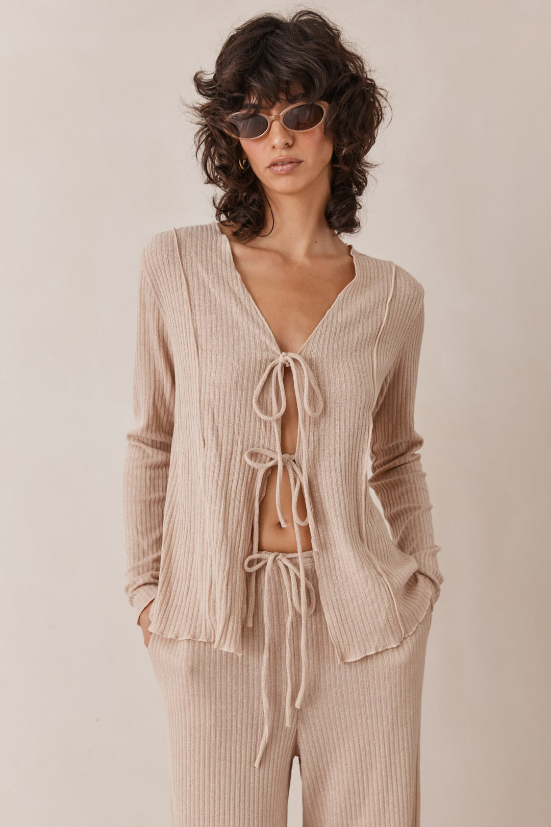 חולצת סריג לייסי בשילוב קשירה | בז'