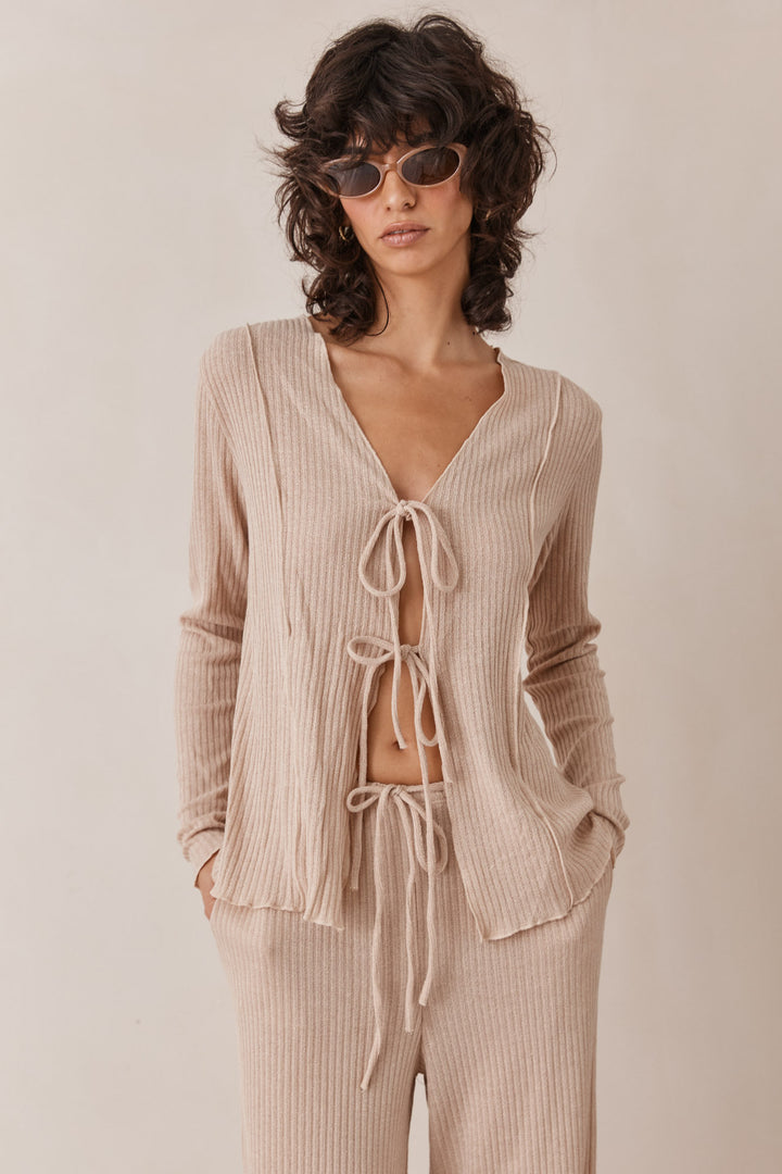 חולצת סריג לייסי בשילוב קשירה | בז'