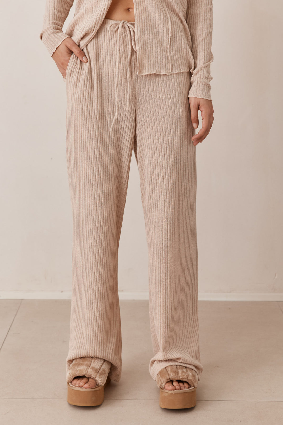 מכנסי סריג לייסי בשילוב קשירה | בז'