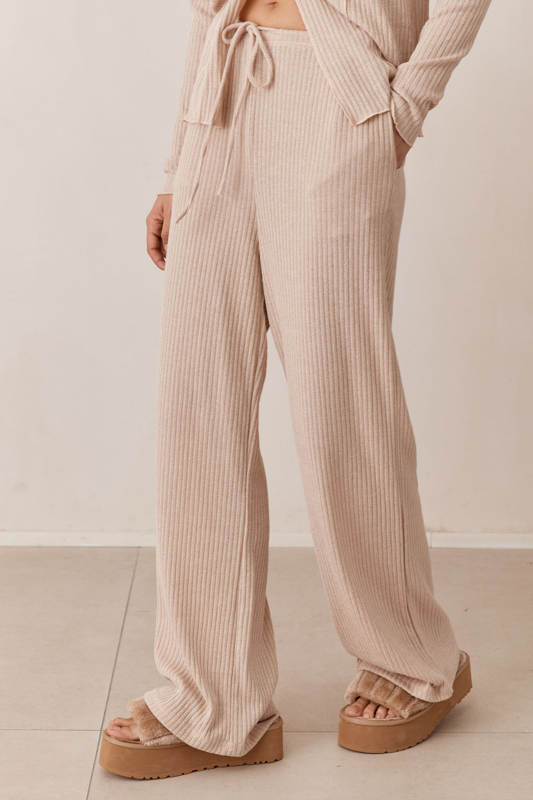 מכנסי סריג לייסי בשילוב קשירה | בז'