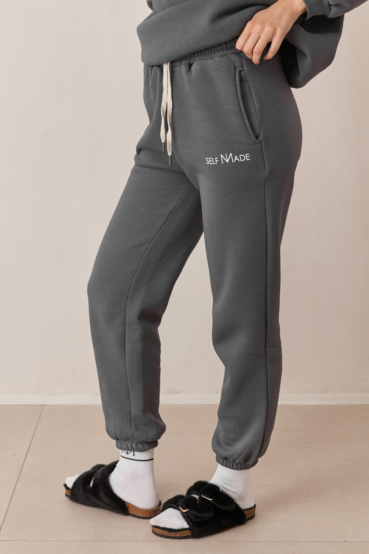 מכנסי פוטר SELF MADE | אפור כהה