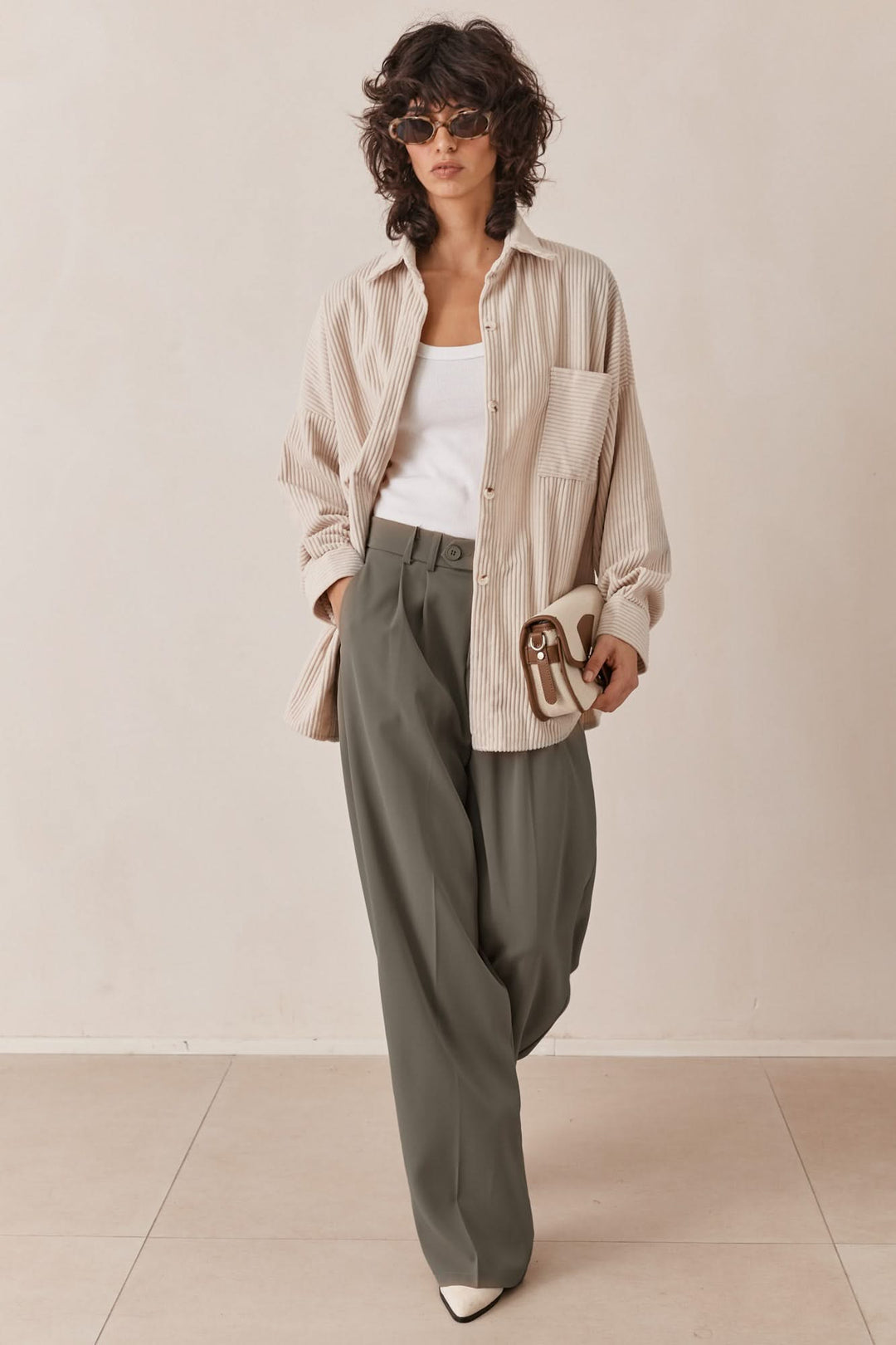 מכנסי ניקה מחויטים סגירה צידית | ירוק זית