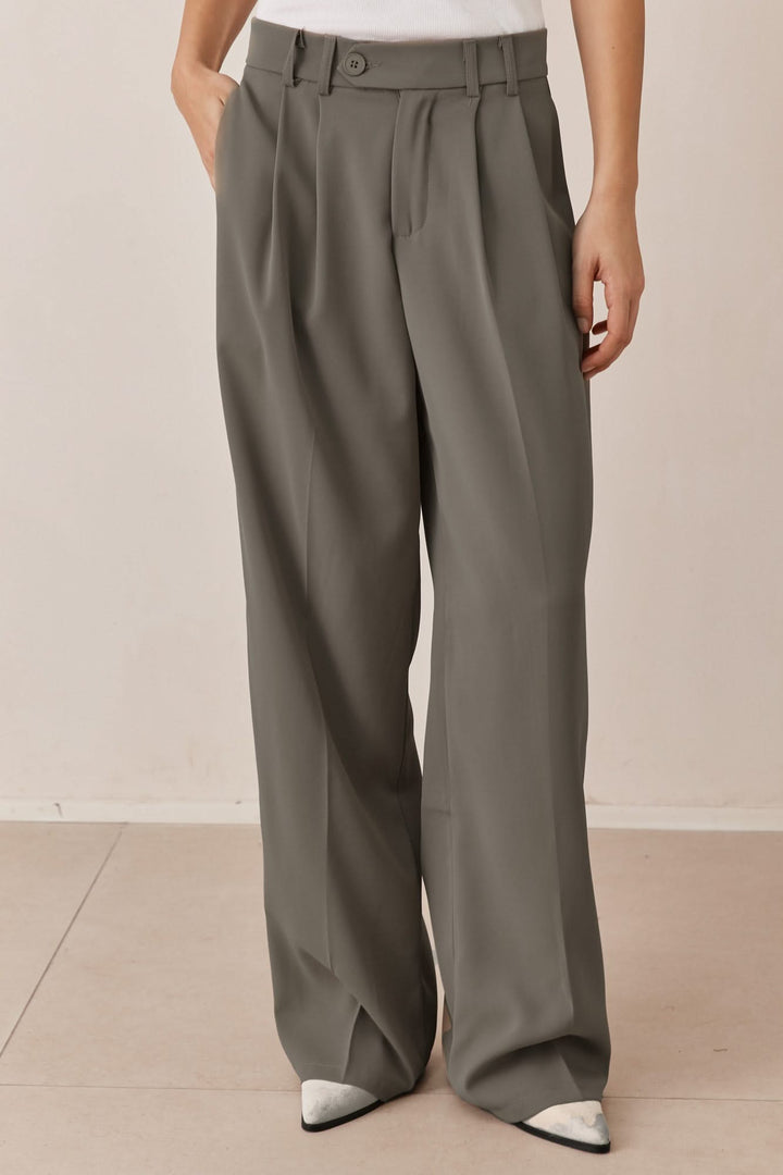 מכנסי ניקה מחויטים סגירה צידית | ירוק זית