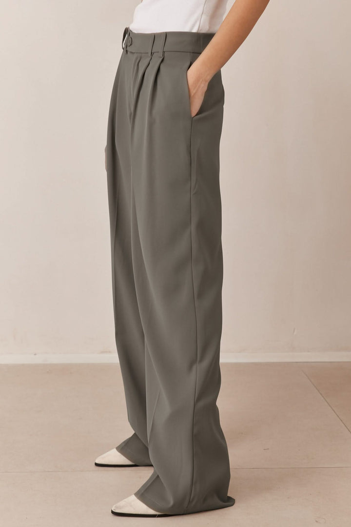 מכנסי ניקה מחויטים סגירה צידית | ירוק זית