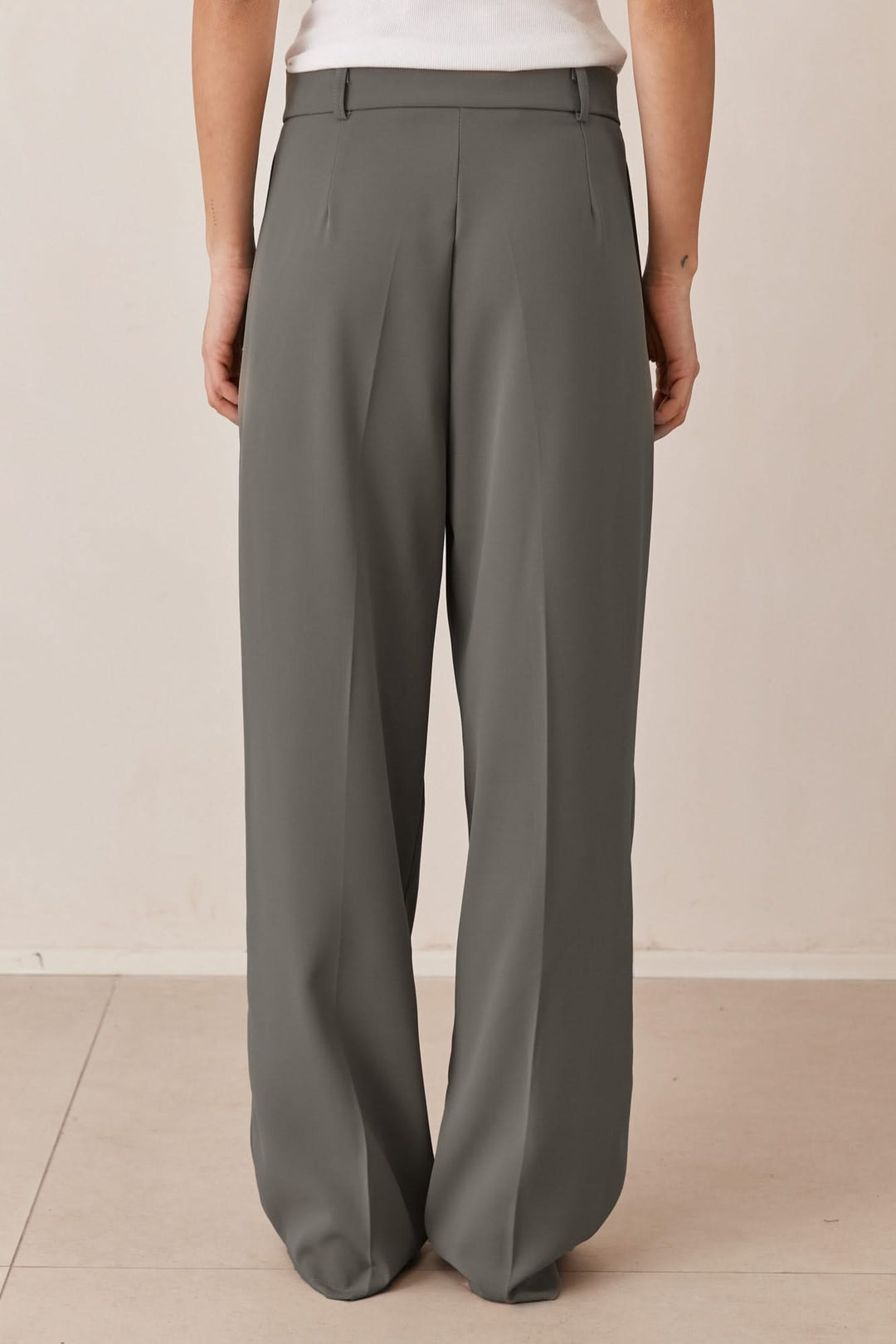 מכנסי ניקה מחויטים סגירה צידית | ירוק זית