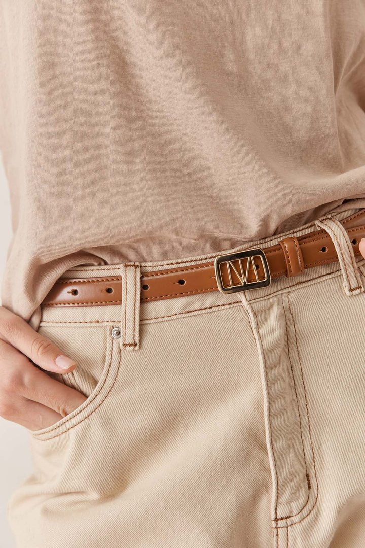 חגורת לוגו נורי צרה | חום/זהב