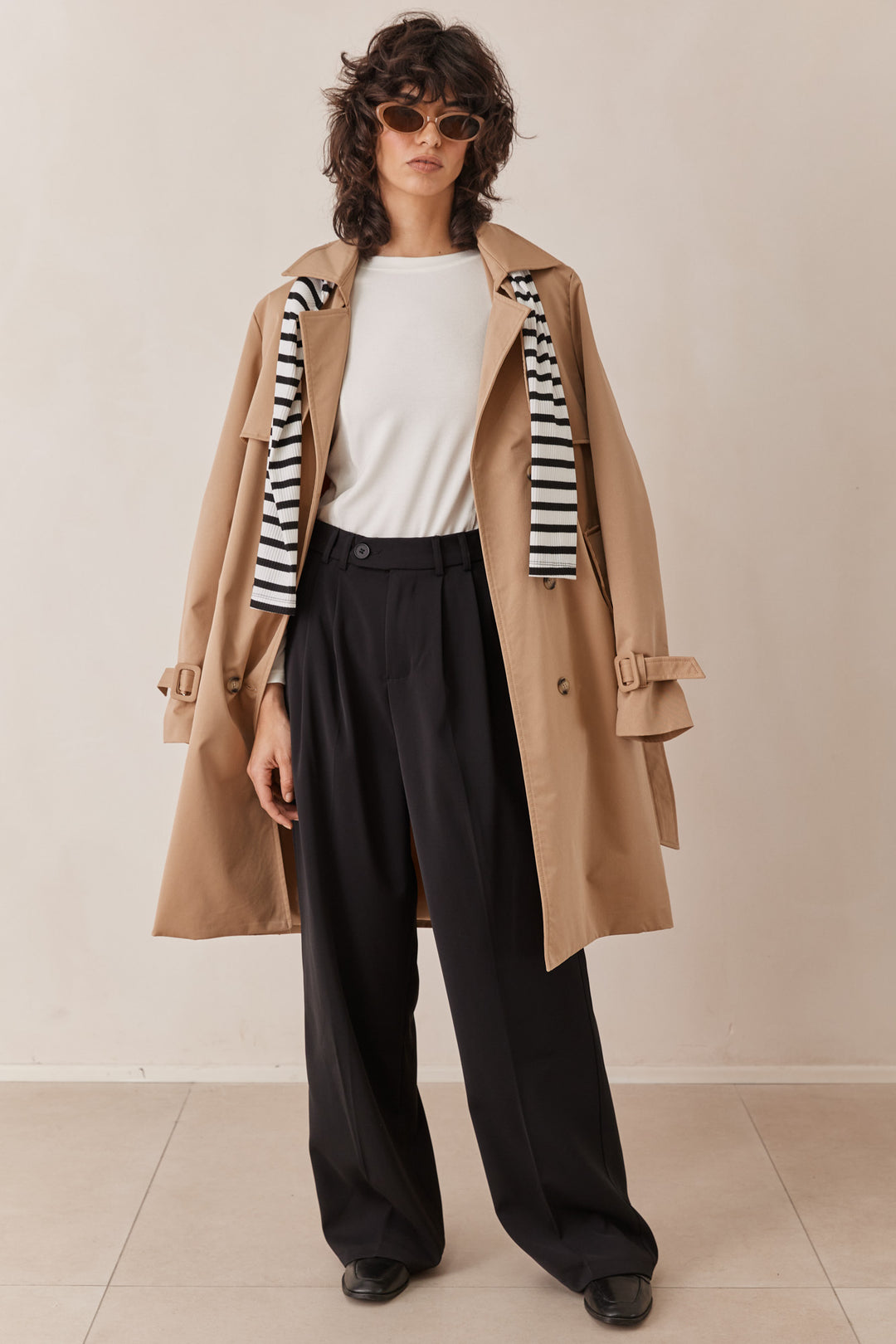 מכנסי ניקה מחויטים סגירה צידית | שחור