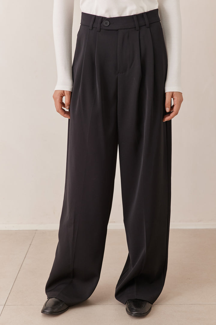 מכנסי ניקה מחויטים סגירה צידית | שחור