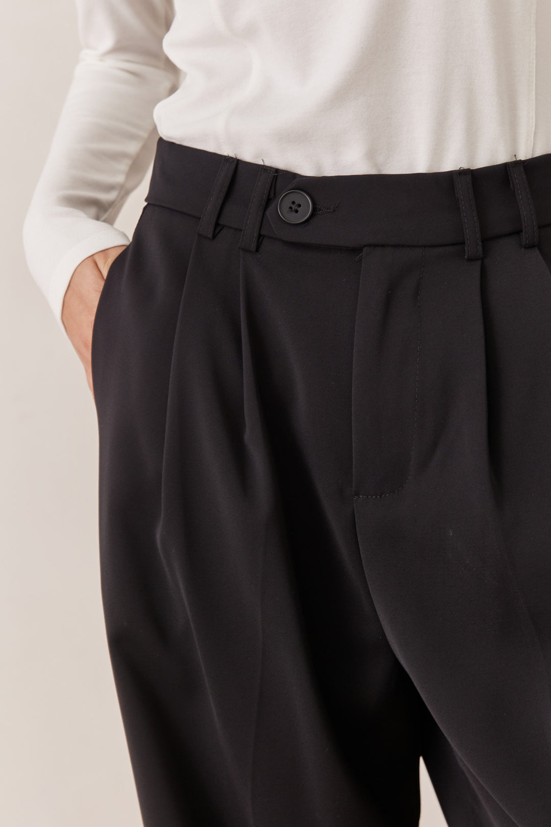 מכנסי ניקה מחויטים סגירה צידית | שחור