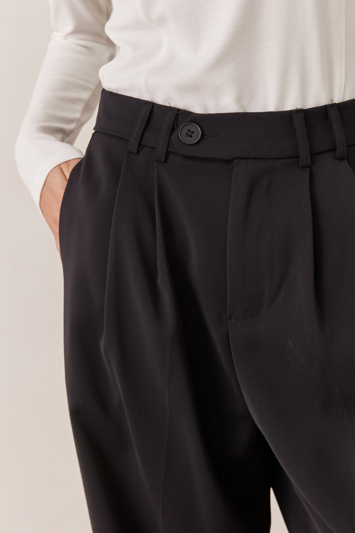 מכנסי ניקה מחויטים סגירה צידית | שחור