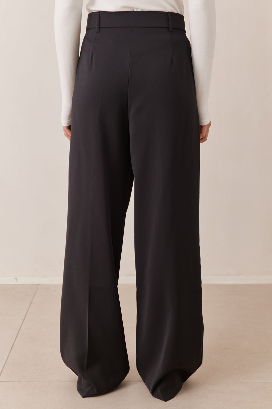 מכנסי ניקה מחויטים סגירה צידית | שחור