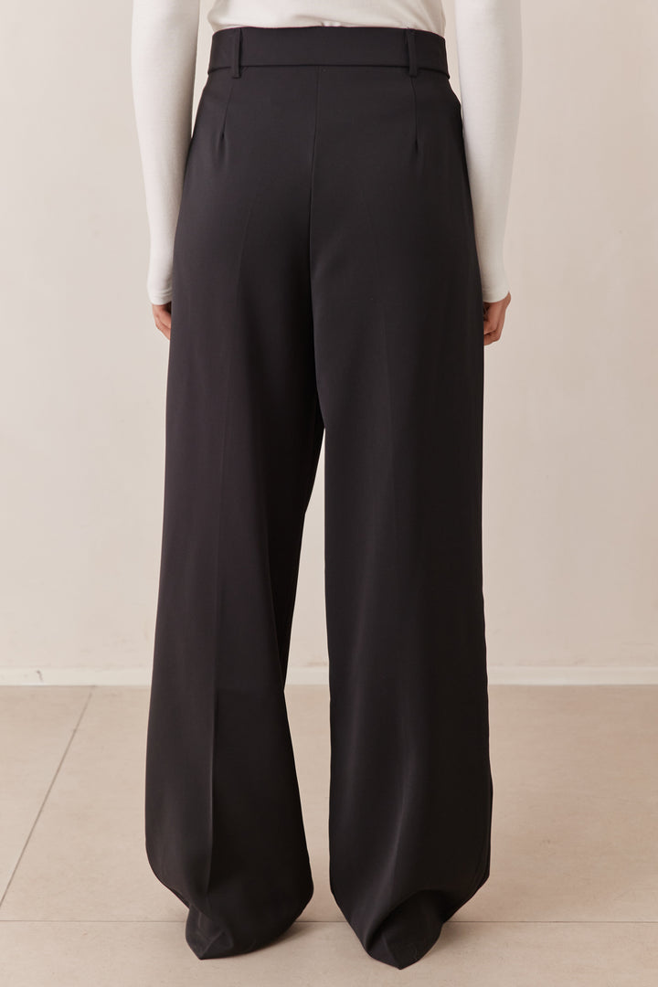 מכנסי ניקה מחויטים סגירה צידית | שחור