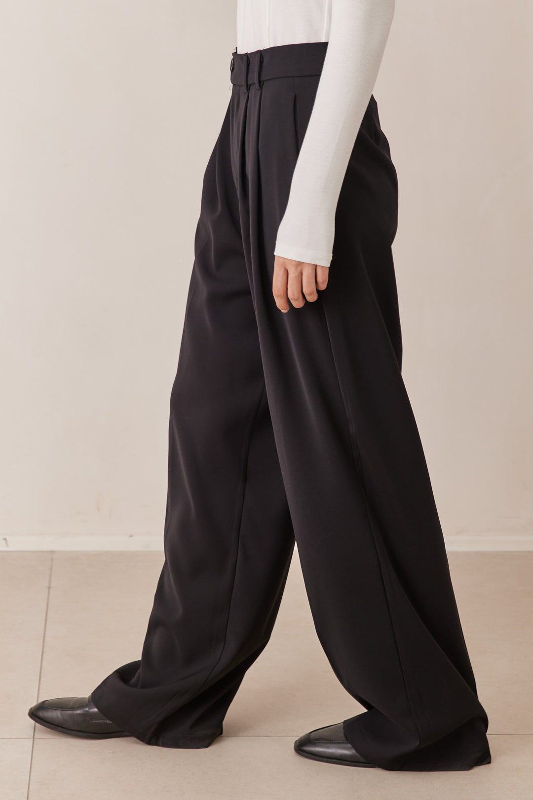 מכנסי ניקה מחויטים סגירה צידית | שחור